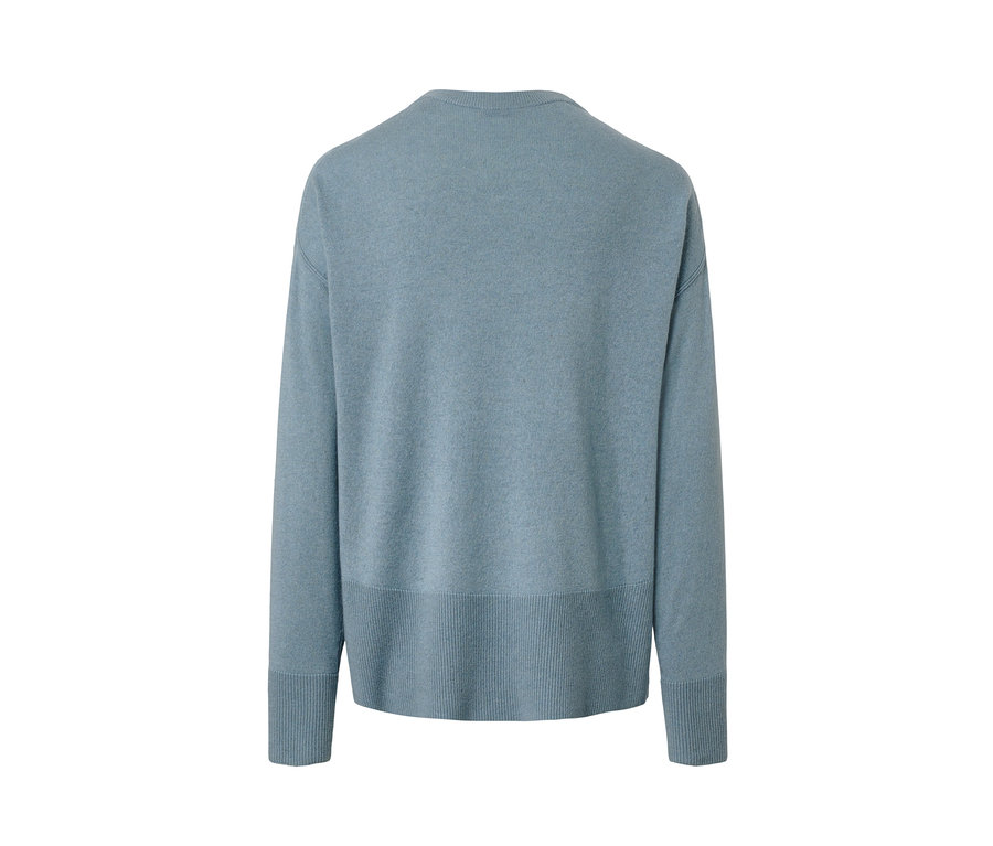 Detail svetru z jemného úpletu s kašmírem.