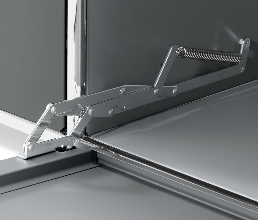 Detail šedé odkládací skříňky CN3 s výklopnými dvířky a kovovým mechanismem.