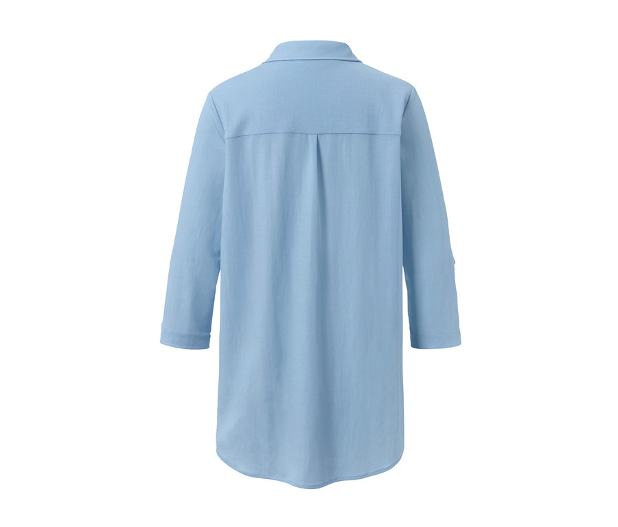 Modrá žerzejová halenka piké zezadu.