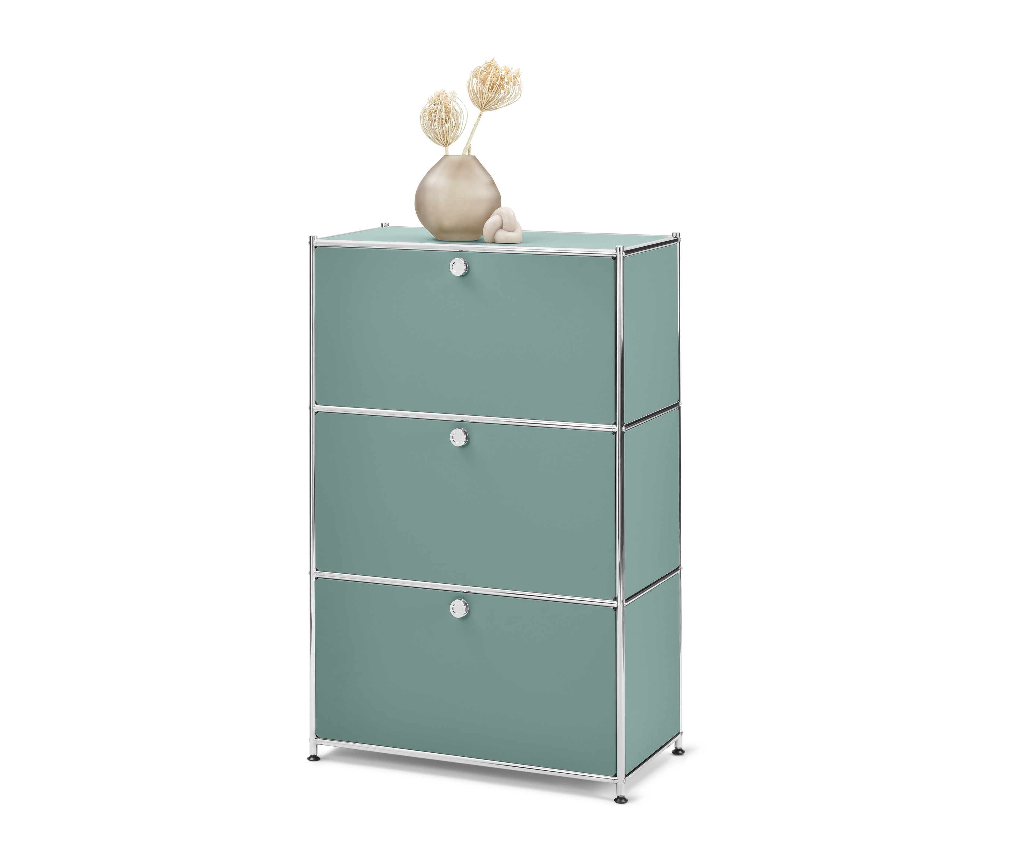 Komoda »CN3« se 3 výklopnými dvířky, šalvějová zelená, s vázou a dekorací nahoře.