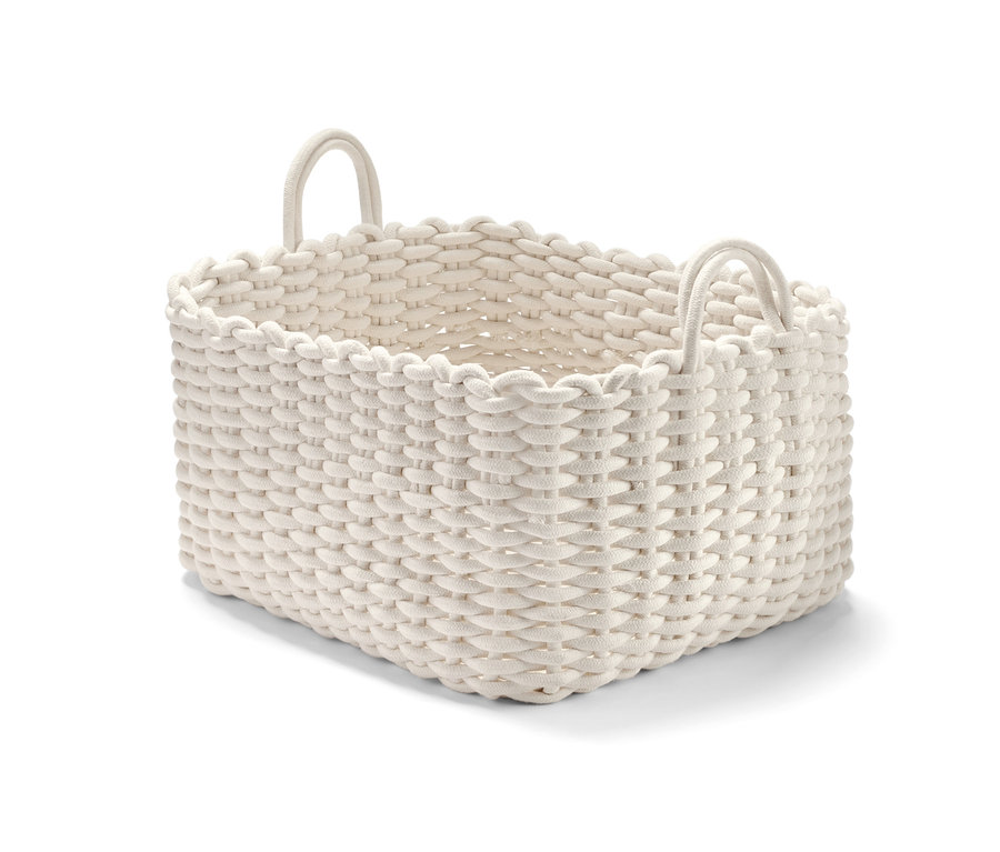 Detailní záběr na velký pletený koš se dvěma držadly.