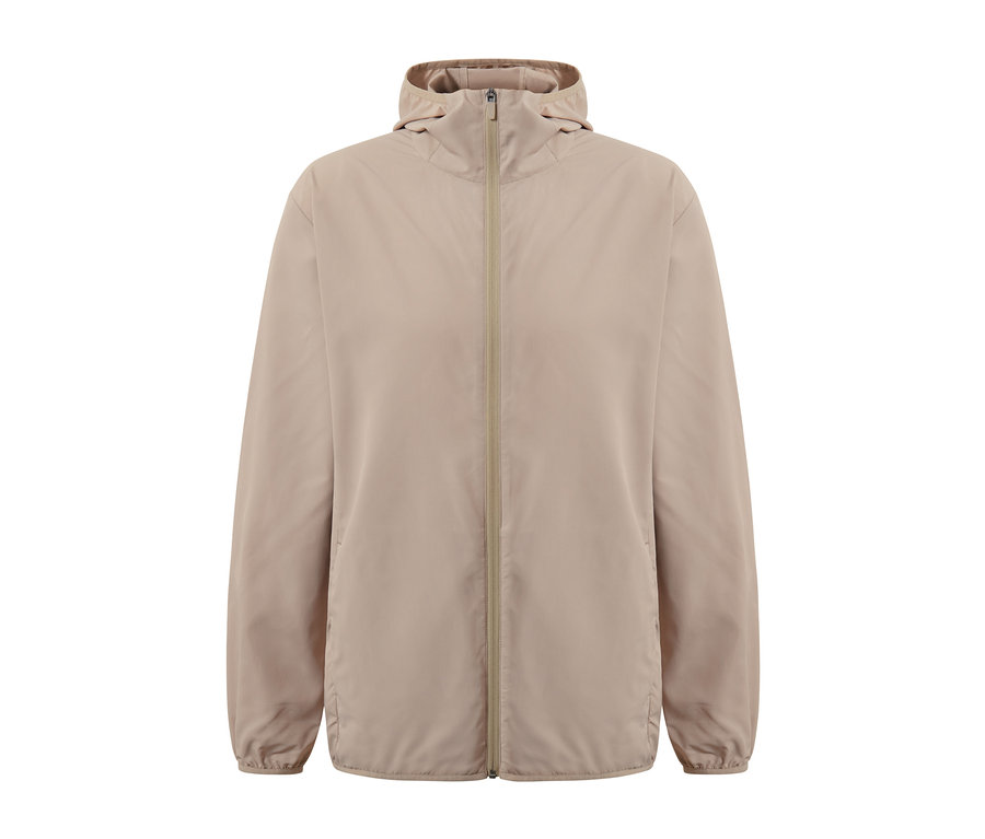 Funkční sbalitelná bunda béžové barvy s kapucí a zipem uprostřed.