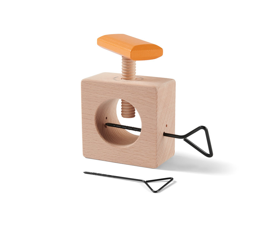 Dřevěný vrták na kaštany a louskáček 2 v 1 s oranžovou rukojetí a černým vrtákem.