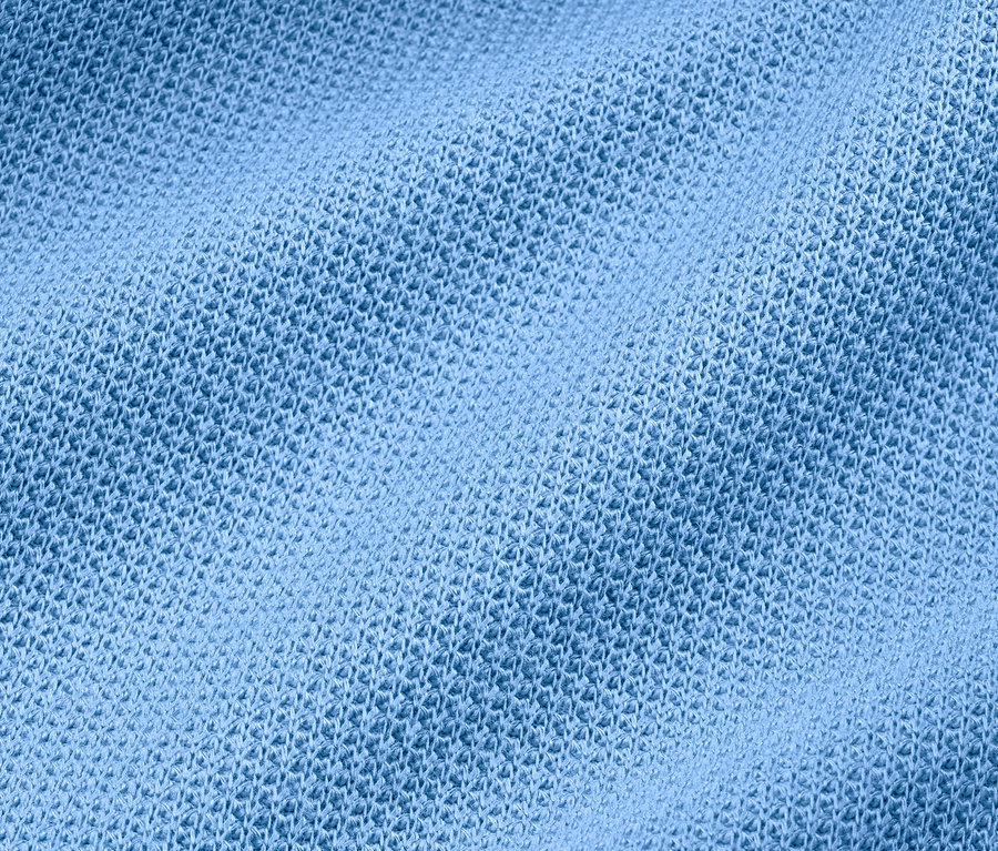 Detail světle modrého strukturovaného trička.