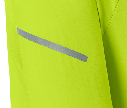 Detail neonově limetkového funkčního trika s dlouhým rukávem a reflexním pruhem.