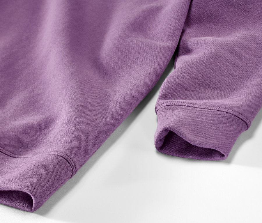 Detail fialového pyžama s legínami.