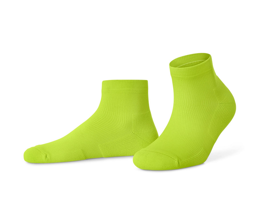 Dva páry krátkých sportovních ponožek.