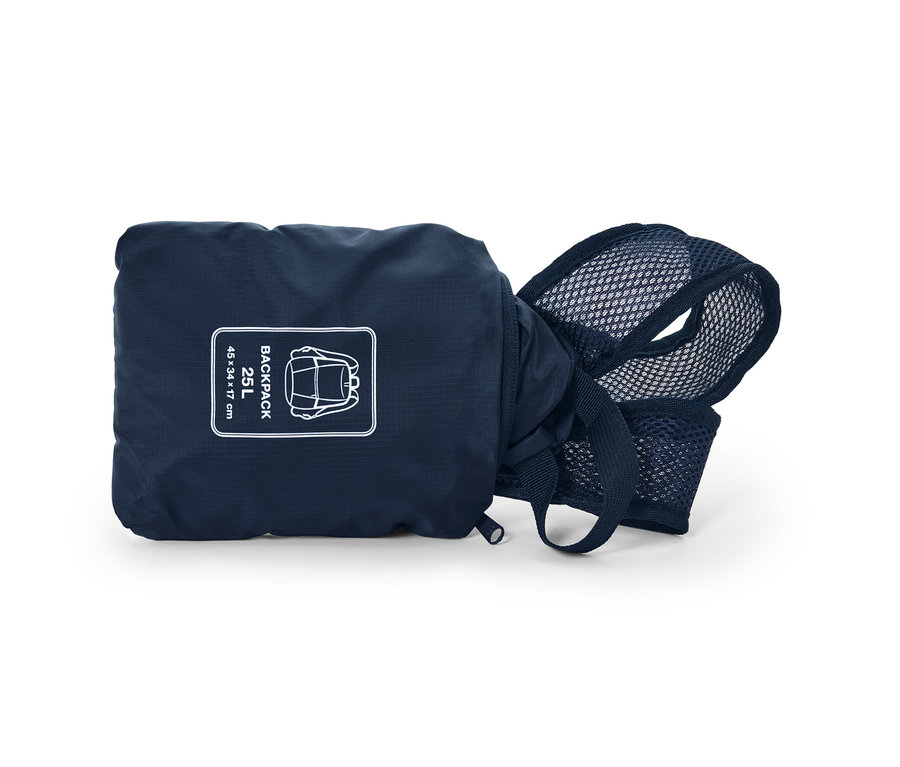 Skládací batoh v tmavě modré barvě.