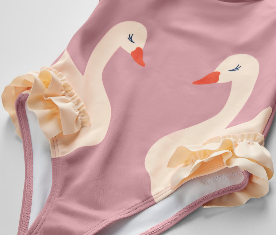 Růžové dívčí plavky s volánky a potiskem labutí.