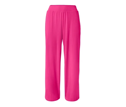 Růžové žerzejové kalhoty culotte na bílém pozadí.