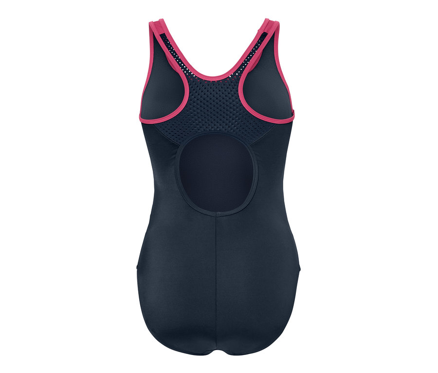 Detailní pohled zezadu na sportovní jednodílné plavky s růžovým lemováním.