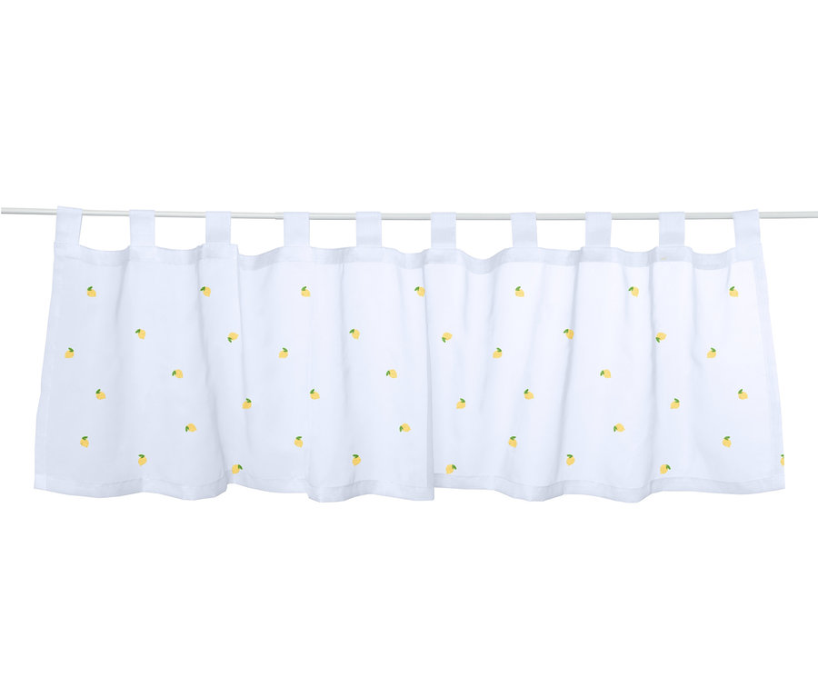 Bílá vyšívaná bistro záclonka s motivem citronů, zavěšená na tyči.