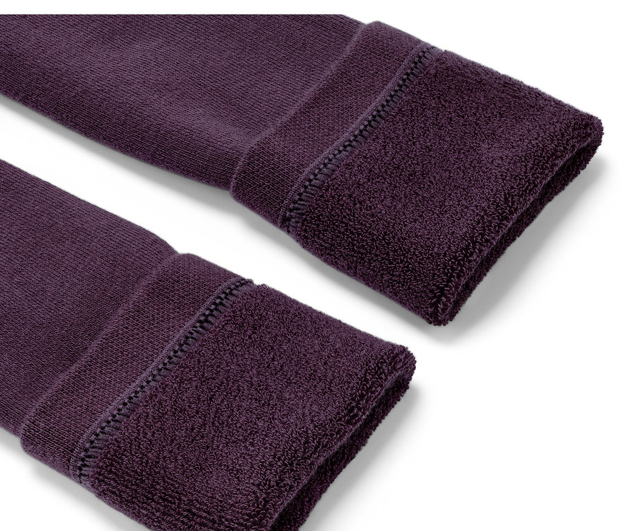 Detail dvou konců dětských termolegínů bobulové barvy.