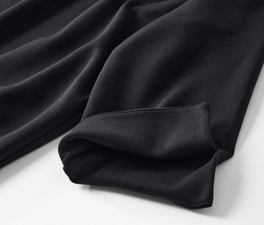 Detail černých teplákových šatů z modalové směsi.