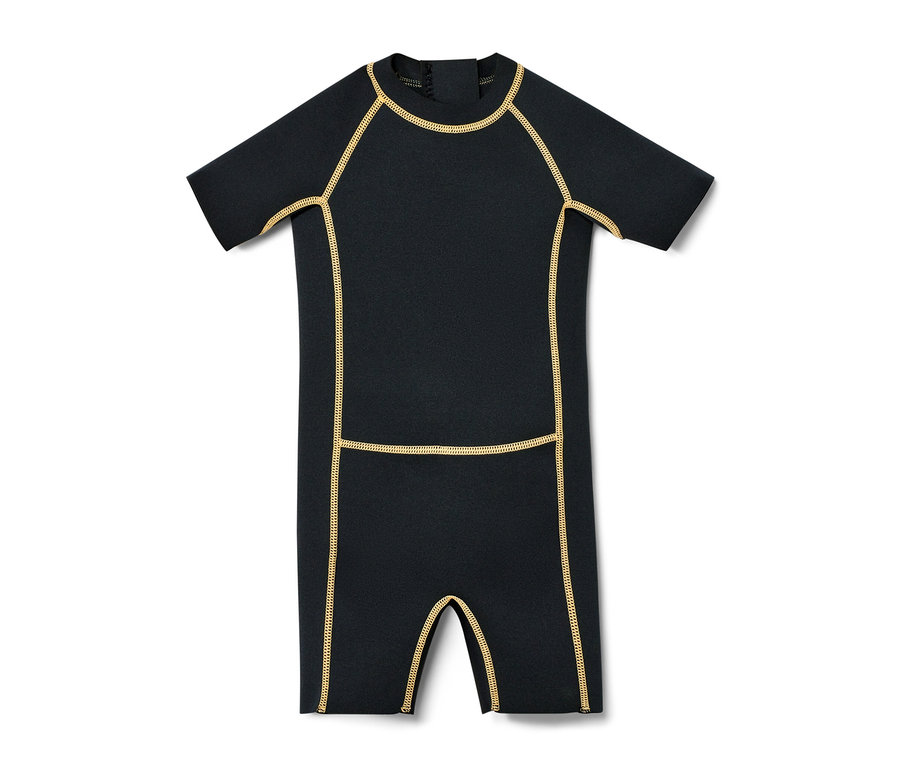 Černý dětský neoprenový oblek s krátkými rukávy a žlutým prošíváním.