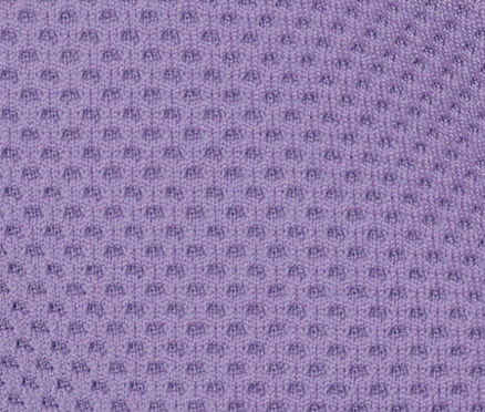 Detailní záběr fialového chladivého sportovního ručníku.