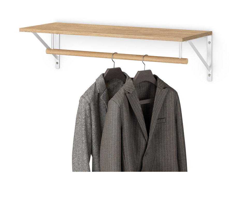Dva kabáty visí na věšáku na šaty.