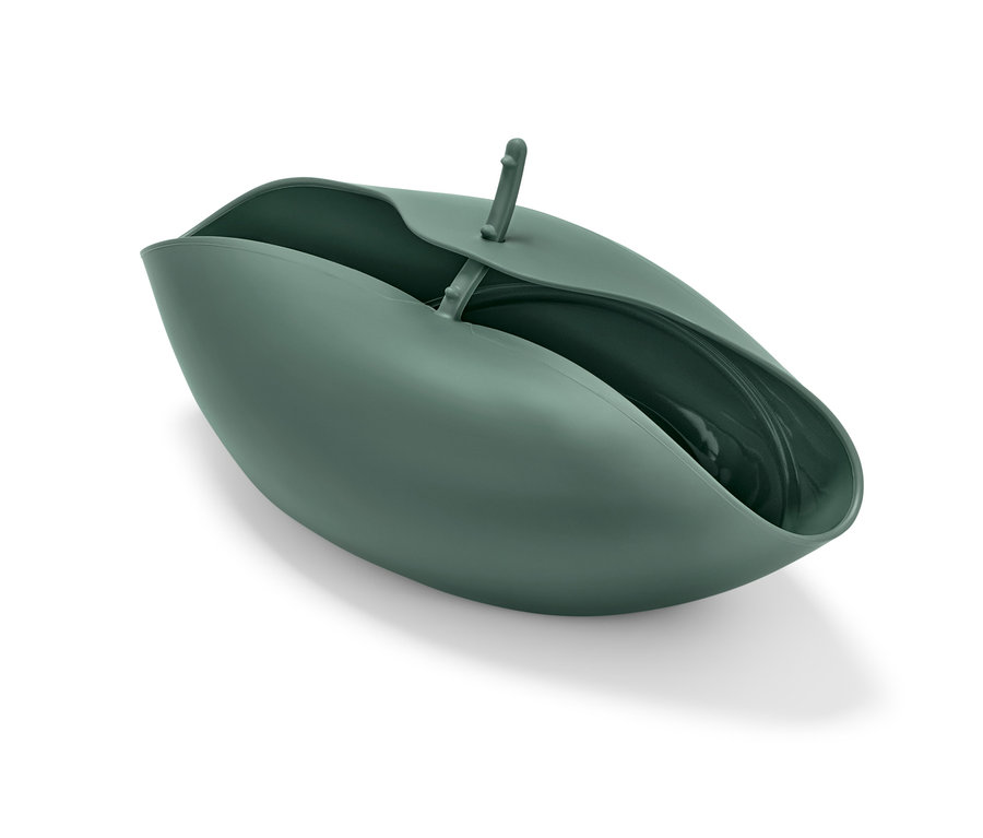 Zelená forma na pečení chleba na bílém pozadí.