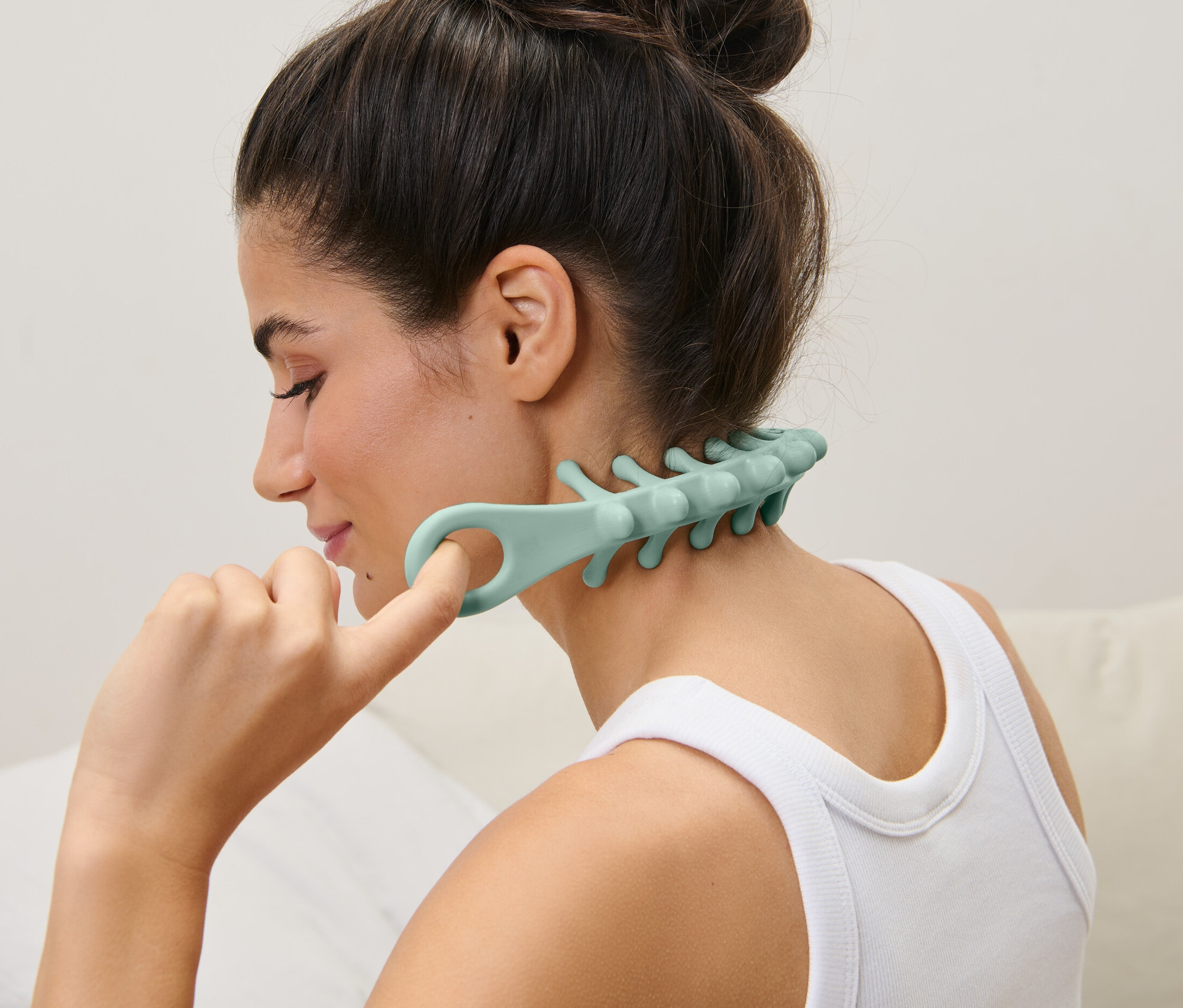 Žena používá masážní pás na hlavu.