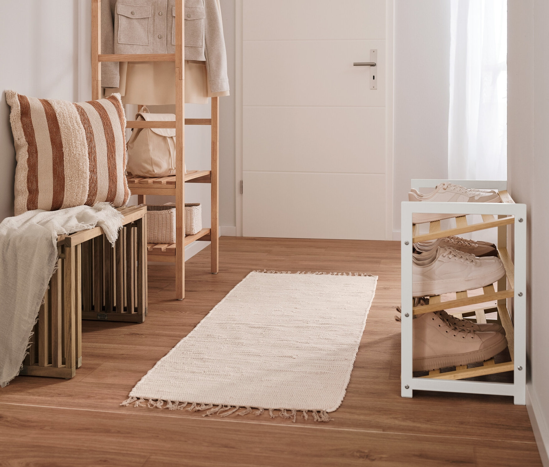 Vstupní hala s rozkládací lavicí, otevřenou šatní skříní s policemi a botníkem se 3 policemi.