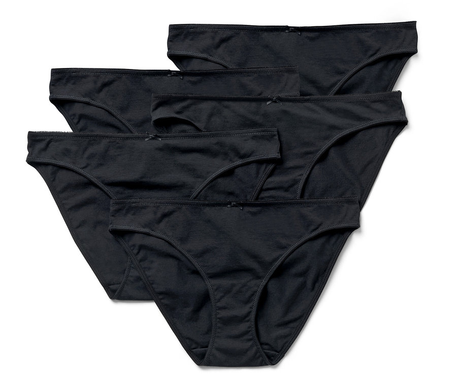 Pět černých kalhotek na bílém pozadí.