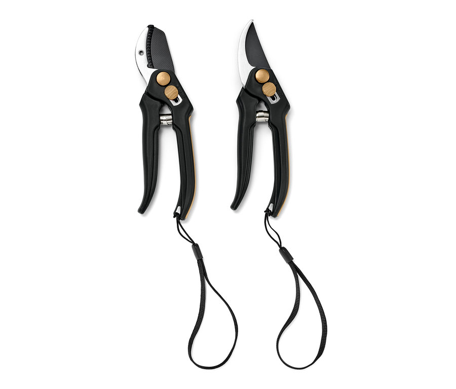 Dvoje černé zahradnické nůžky.