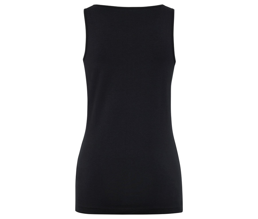 Detail zadní strany černého tílka s hranatým výstřihem.