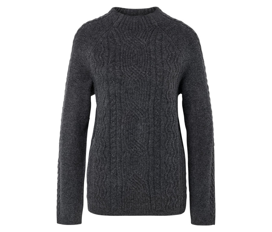 Šedý pletený svetr s dlouhými rukávy a kulatým výstřihem.