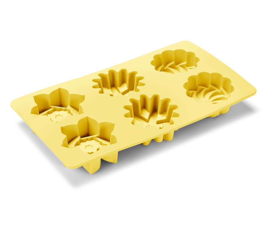 Žlutá silikonová forma na led se šesti různými tvary květin.