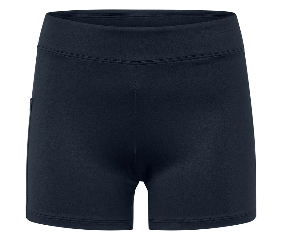 Detail modrých sportovních šatů se šortkami.