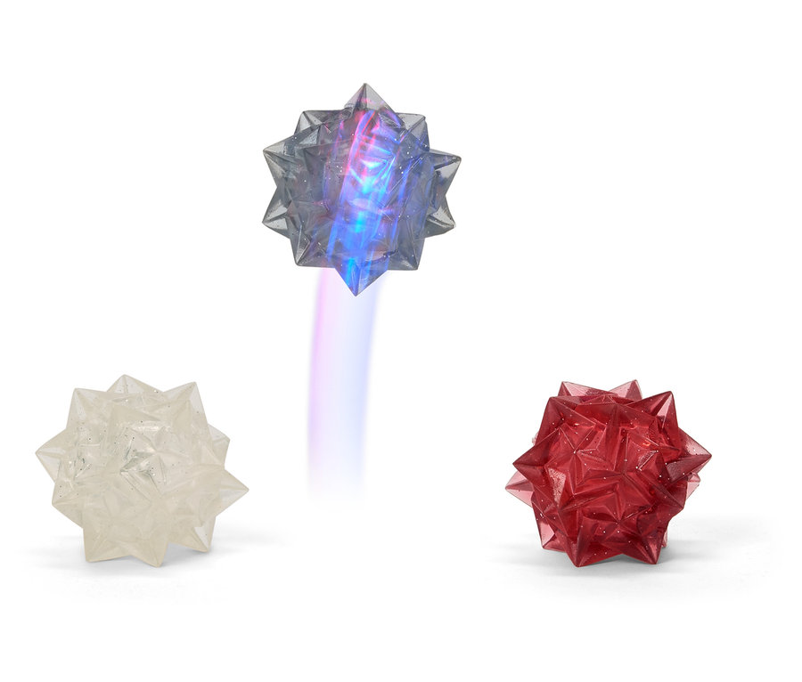 Tři hvězdy na bílém pozadí: průhledná, červená a šedá s modrými světly.