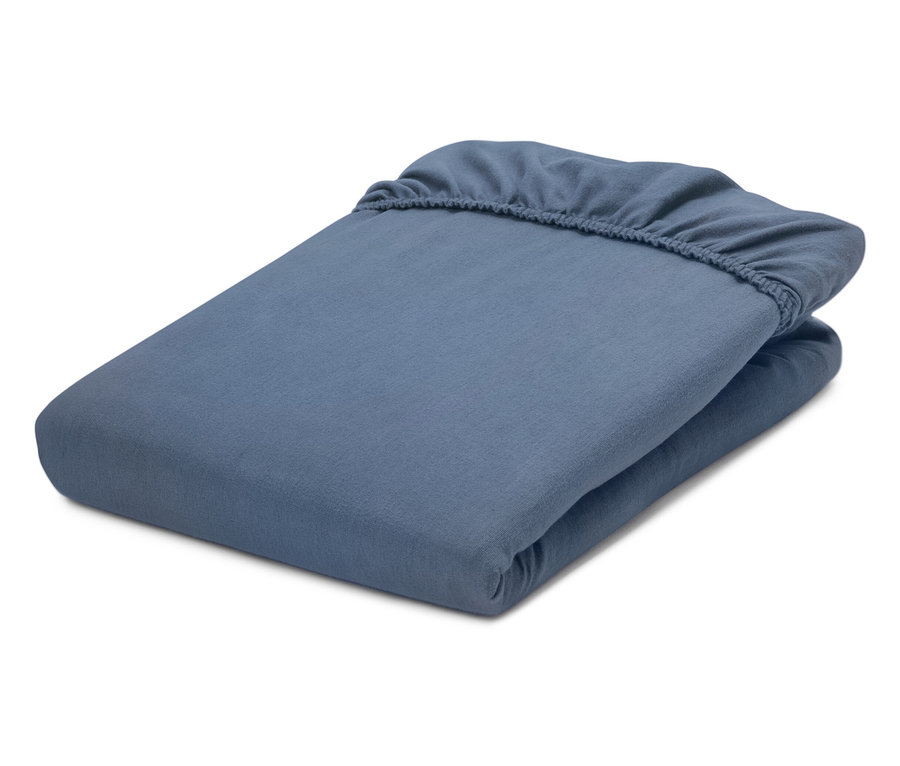 Složená modrá prostěradlo s gumou na bílém pozadí.