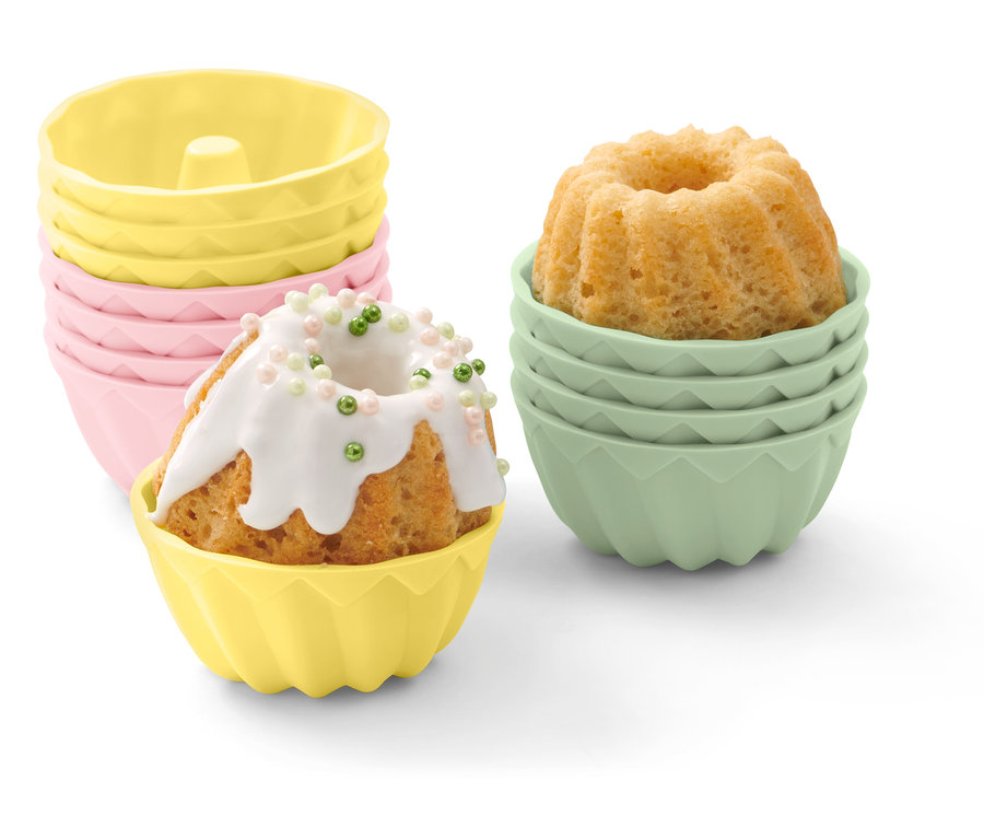 Cupcakes v silikonových formičkách různých barev.