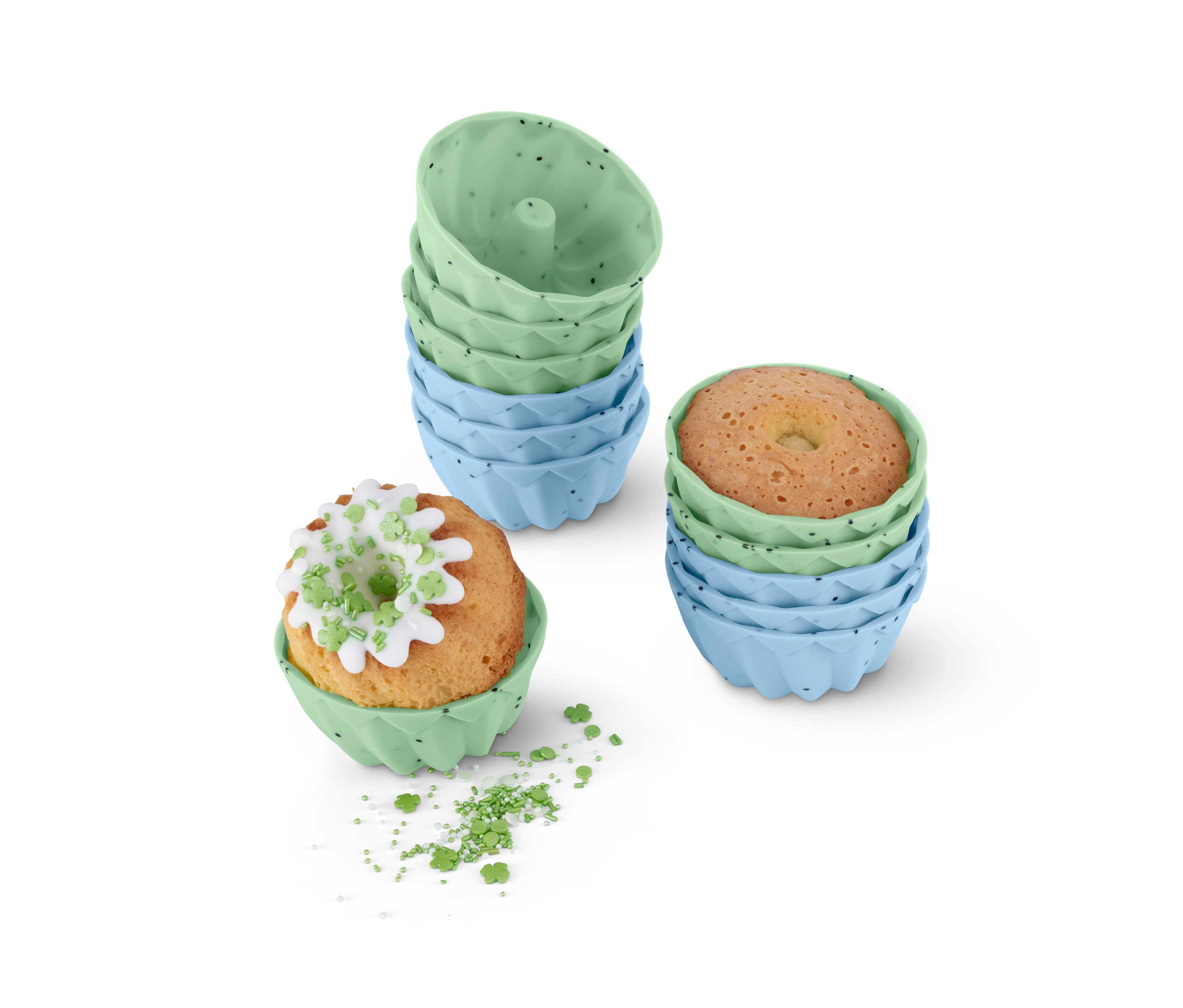 Dvanáct formiček na minibábovky v modré a zelené barvě, dvě z nich obsahují bábovky.