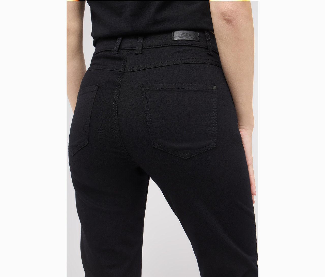 Detailní záběr na zadní část ženy v černých džínách Angels »Lara« Straight Fit.