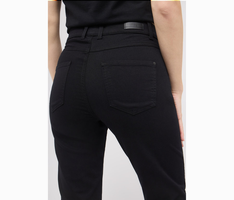 Detailní záběr na zadní část ženy v černých džínách Angels »Lara« Straight Fit.