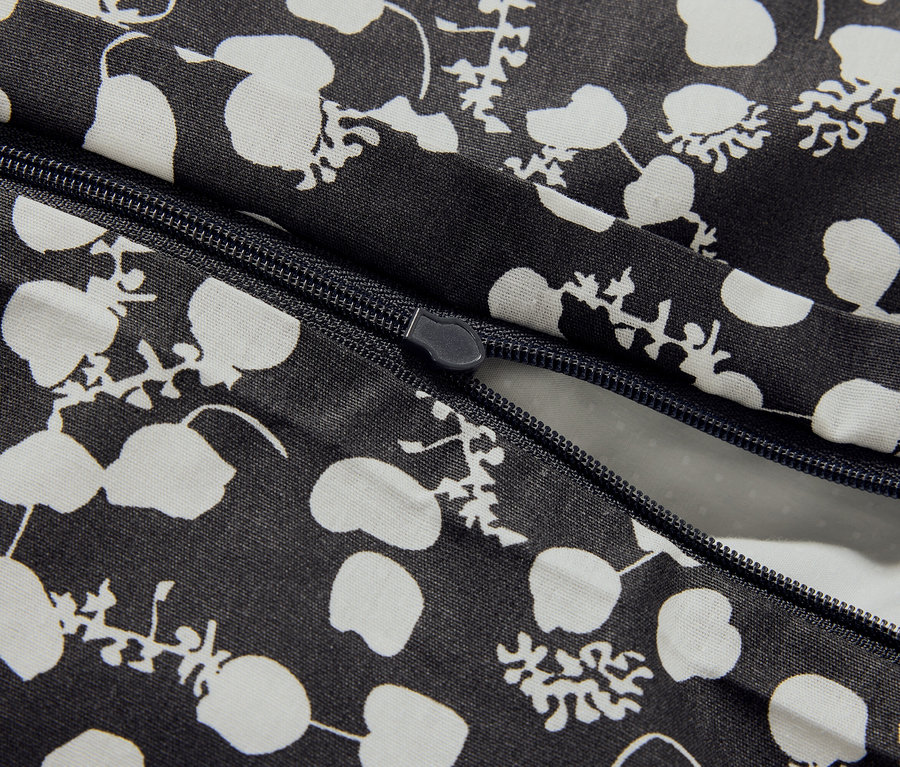 Detail černobílého povlečení se zipem.