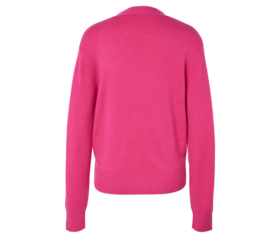 Zadní pohled na růžový svetr s dlouhým rukávem.