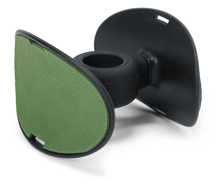 Detail černého držáku s jednou zelenou podložkou.