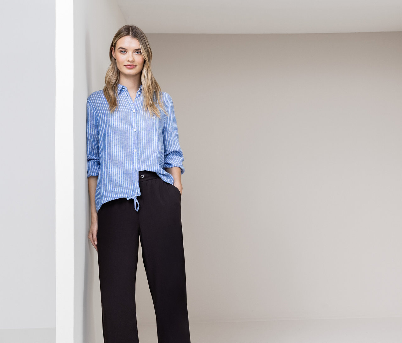 Žena pózuje v modré pruhované halence a hnědých 7/8 kalhotách culottes Street One »EMMA«.