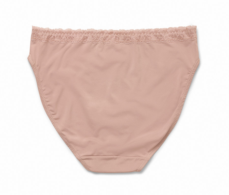 Detailní záběr na jedny tělové kalhotky s krajkovým detailem v pase.