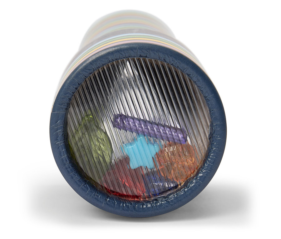 Pohled do kaleidoskopu s barevnými, volnými objekty před rýhovanými zrcadly.