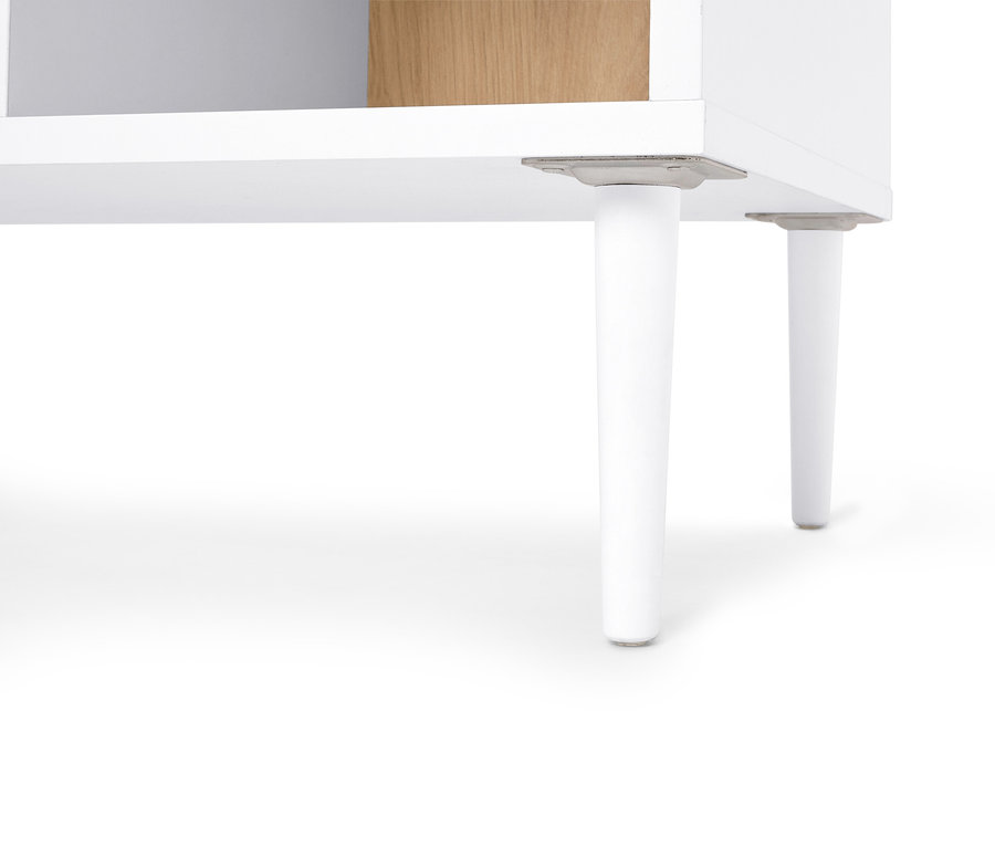 Detailní pohled na dvě bílé nohy nábytku pod bílou policí.