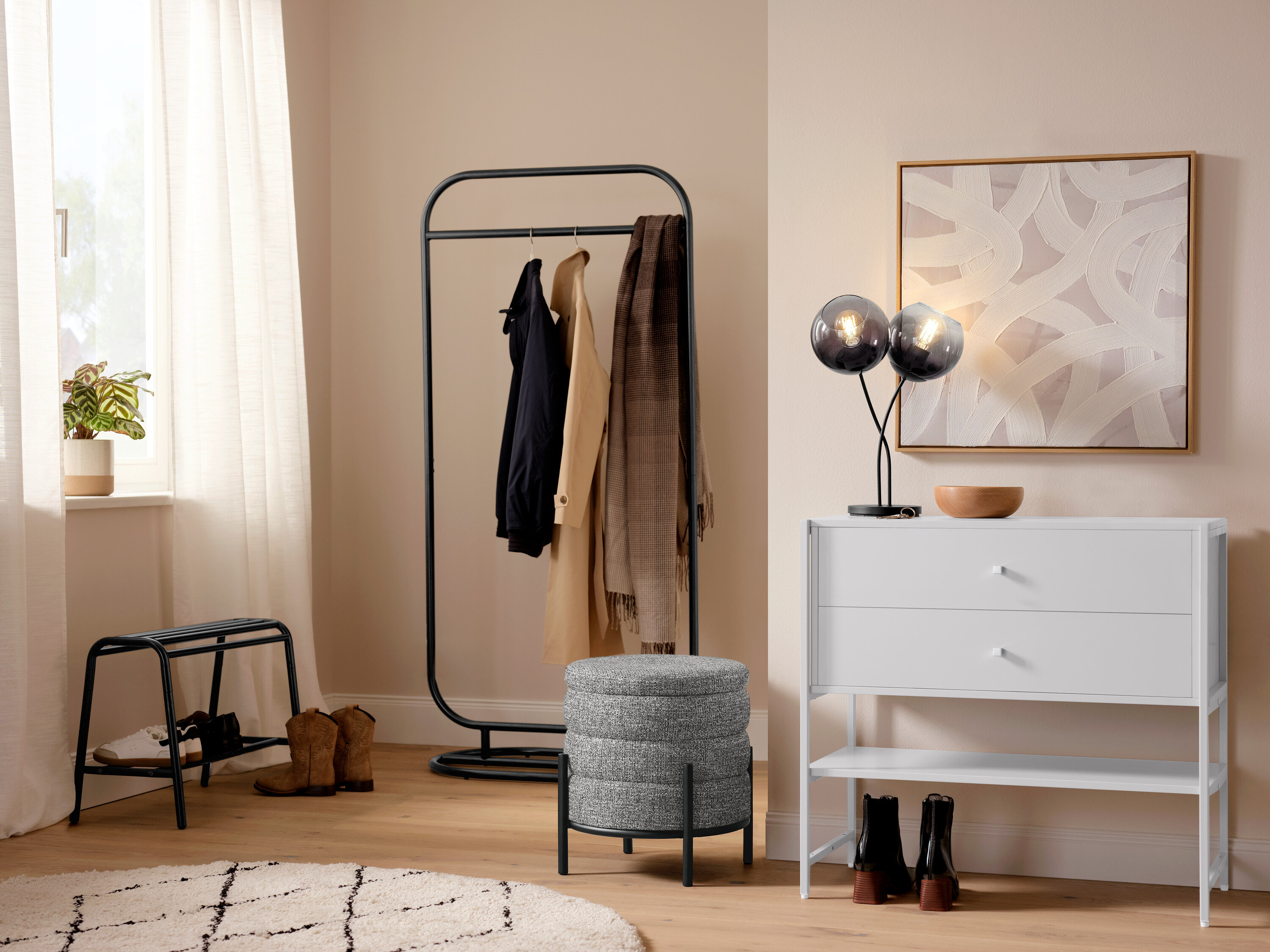 Vstupní hala se stolní lampou se stínidly z kouřového skla a šatnou.