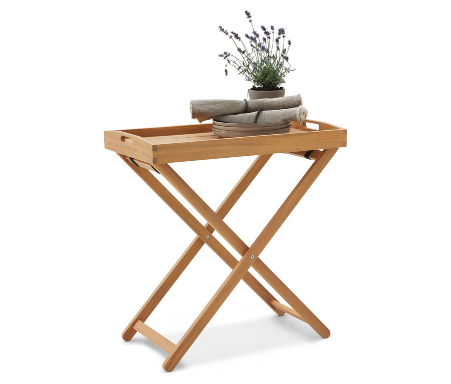 Dřevěný odkládací stolek s podnosem, na kterém jsou talíře, ručníky a levandule.