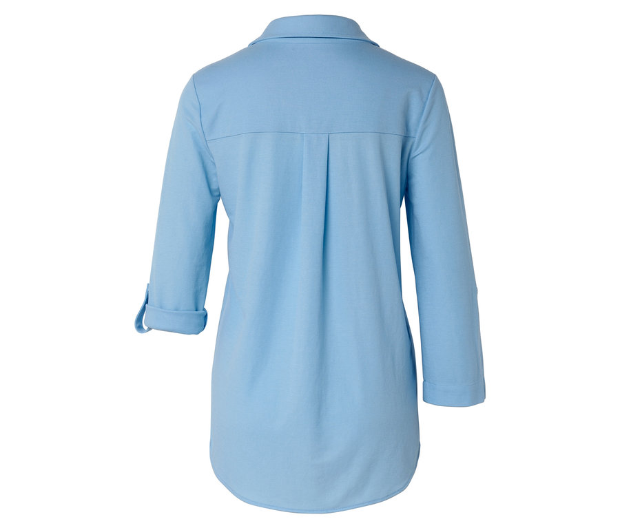 Pohled zezadu na světle modrou košili s dlouhými rukávy.