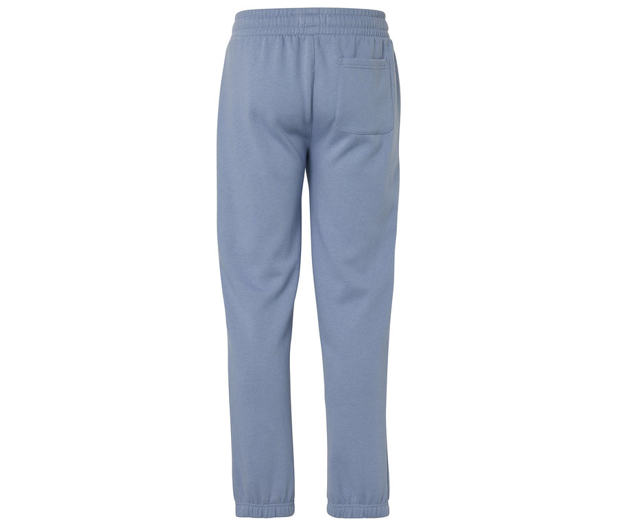 Pohled zezadu na světle modré tepláky s elastickým pasem a zadní kapsou.