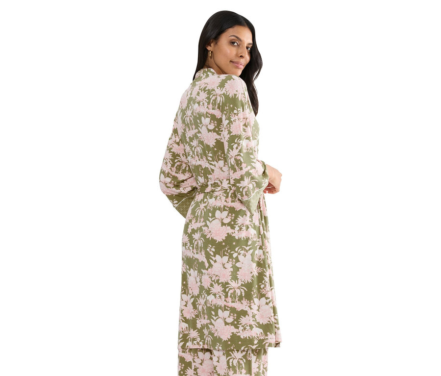 Žena má na sobě zelený župan s růžovým květinovým vzorem s páskem.