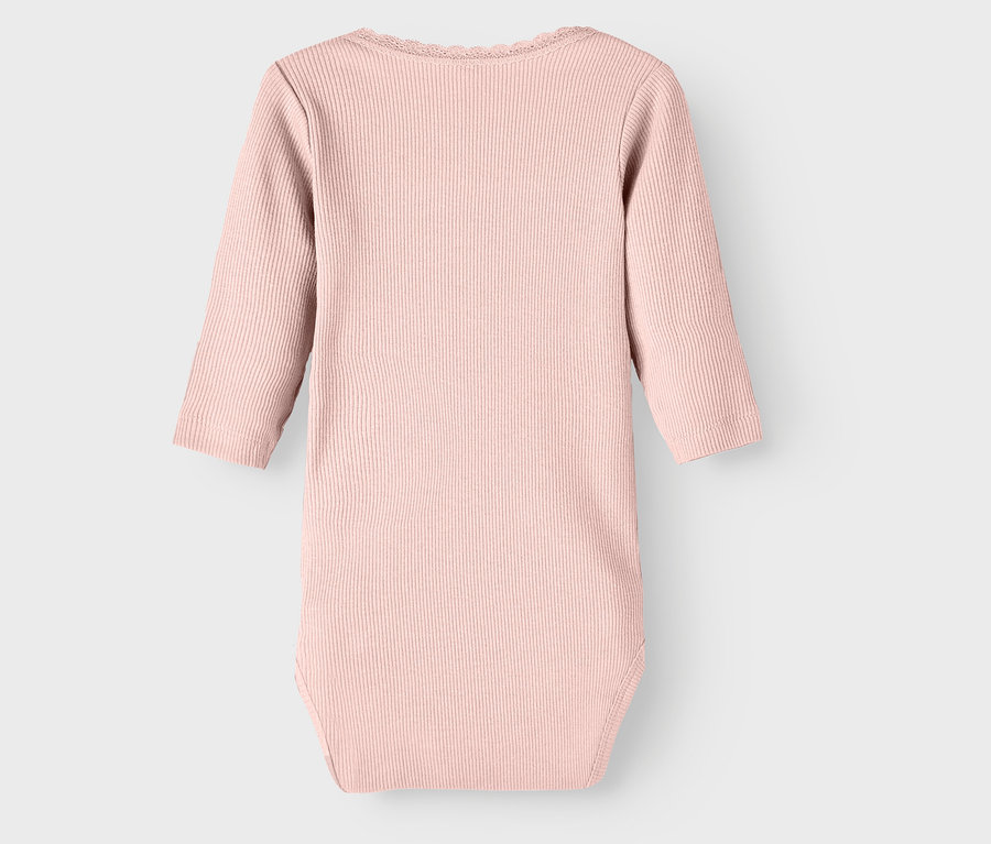 Detailní pohled na růžové dětské body NAME IT v lila odstínech, 2 ks.