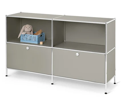 Šedý regál s boxem na hračky a plyšovou hračkou